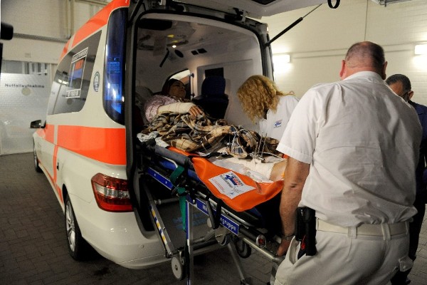 Una mujer palestina llega para recibir tratamiento médico hoy, viernes 22 de agosto de 2014, tras los enfrentamientos con Israel en la Franja de Gaza, a una clínica en Westerstede (Alemania). 