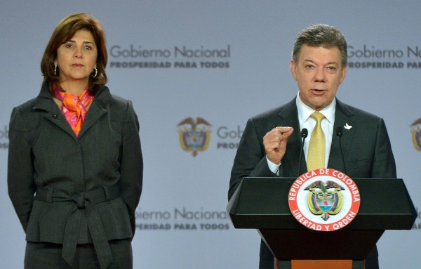 Fotografía cedida por la presidencia de Colombia del mandatario Juan Manuel Santos y su ministra de Relaciones Exteriores, María Ángela Holguín.