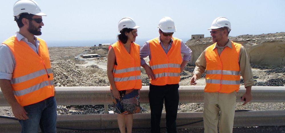 La alcaldesa y los representantes de la compañía en una reciente visita al PIRS de Arico, donde se acumulan neumáticos.