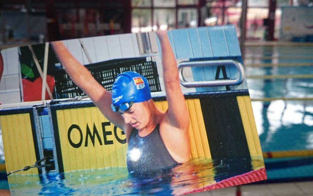 Una foto victoriosa de Michelle Alonso que sujeta la propia deportista en la piscina donde se ejercita día a día.