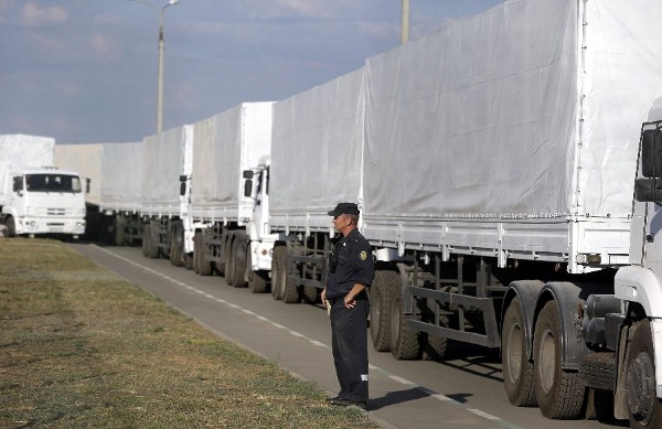 Un grupo de camiones del convoy ruso con ayudas, en Donetsk (Ucrania). 