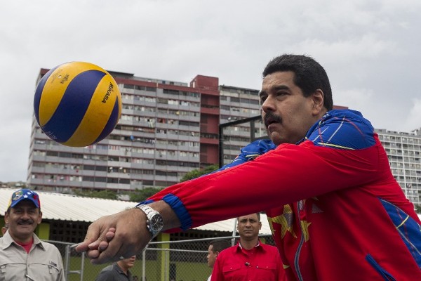 El presidente de Venezuela, Nicolás Maduro, participa en un evento deportivo.