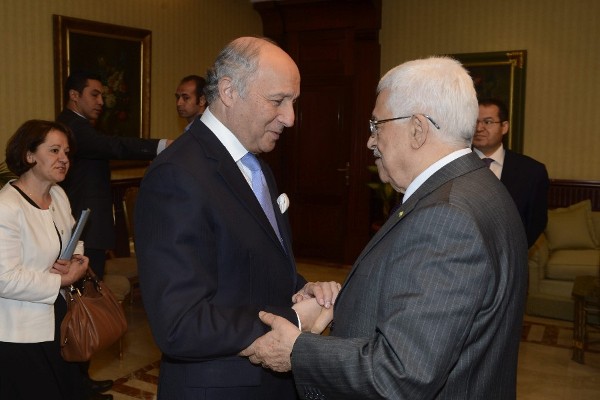 El ministro de Asuntos Exteriores francés, Laurent Fabius (izda), saluda al presidente de la Autoridad Nacional Palestina (ANP), Mahmud Abás, durante la reunión mantenida en El Cairo, Egipto, el 18 de julio del 2014. 