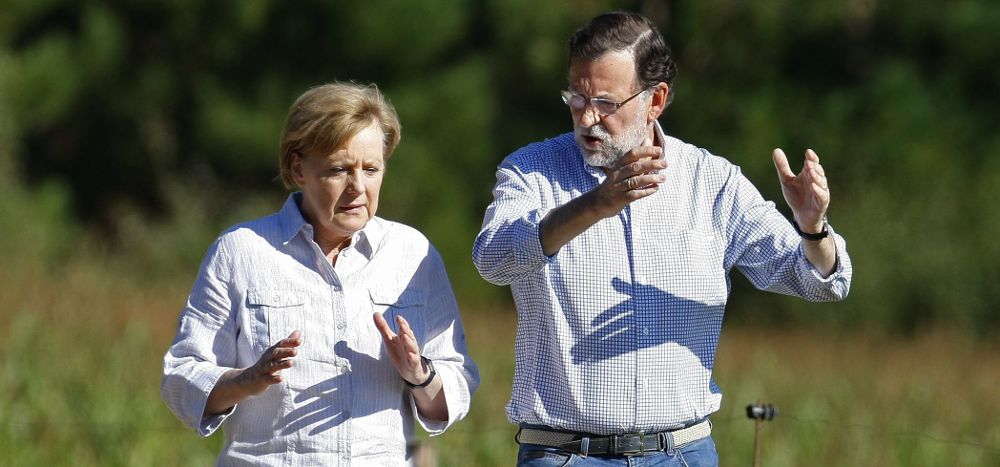 El presidente del Gobierno, Mariano Rajoy (d), y la canciller alemana, Angela Merkel (i).