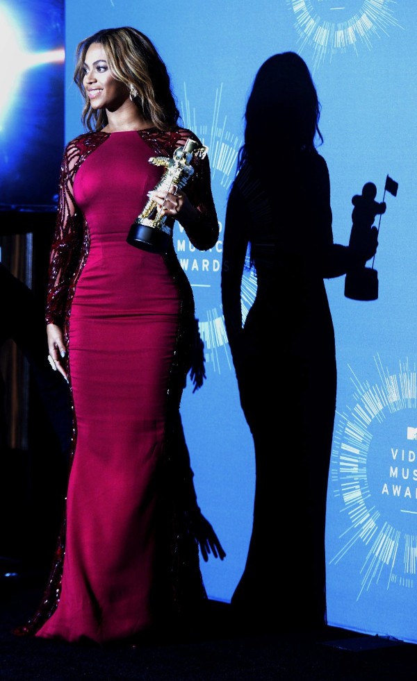 La cantante estadounidense Beyonce posa con su premio 