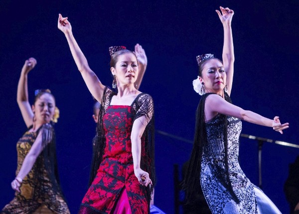 Bailarinas japonesas de flamenco actúan sobre el escenario durante el festival de flamenco 