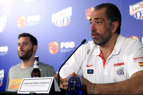 El seleccionador nacional de baloncesto, Juan Antonio Orenga (d), y el jugador Rudy Fernández.