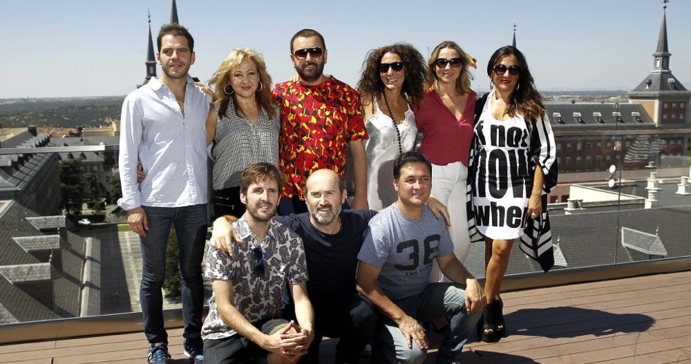 Félix Sabroso (arriba, 3i) posa con los actores durante la presentación, hoy en Madrid, del rodaje de 