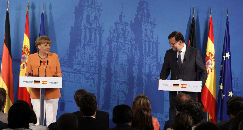 El presidente del Gobierno, Mariano Rajoy y la canciller alemana, Angela Merkel, durante la rueda de prensa conjunta.