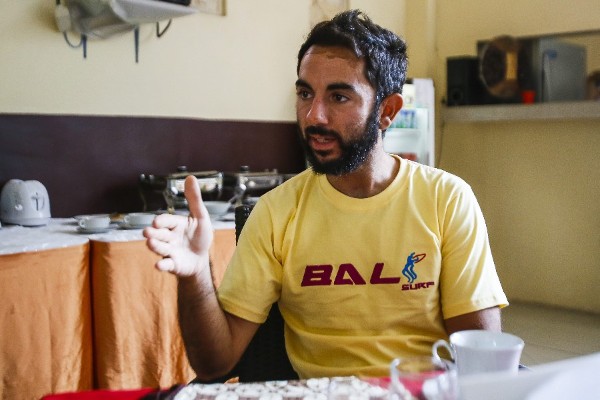 El español sobreviviente al hundimiento de un bote Rafa Martínez, en un hotel en Bali (Indonesia). 