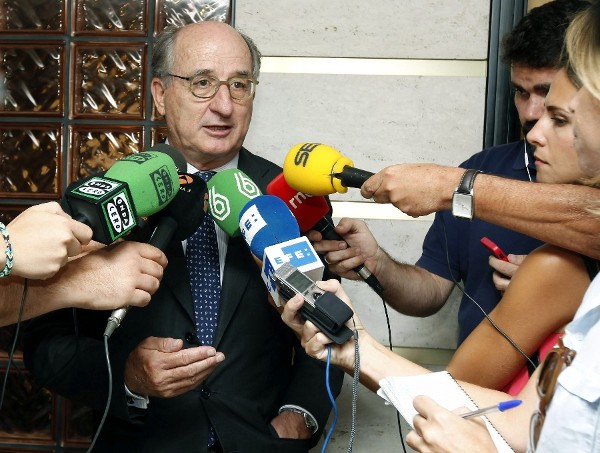 El presidente de Repsol, Antonio Brufau, atiende a los medios de comunicación en una visita a Las Palmas, para explicar los planes de su compañía para buscar hidrocarburos en las aguas que separan Fuerteventura y Lanzarote de Marruecos.