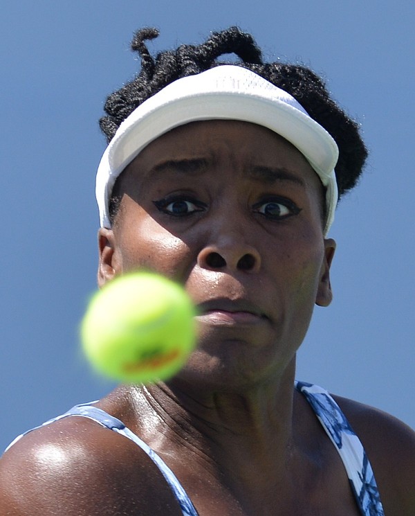 La tenista estadounidense Venus Williams devuelve una bola .