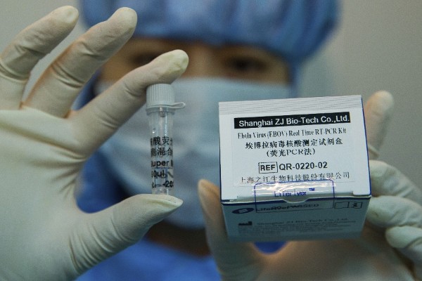Un empleado muestra el Kit del virus Ébola en Tiempo Real (EBOV RT- PCR Kit) en ZJ Bio-Tech Co., Ltd. en Shanghái (China).