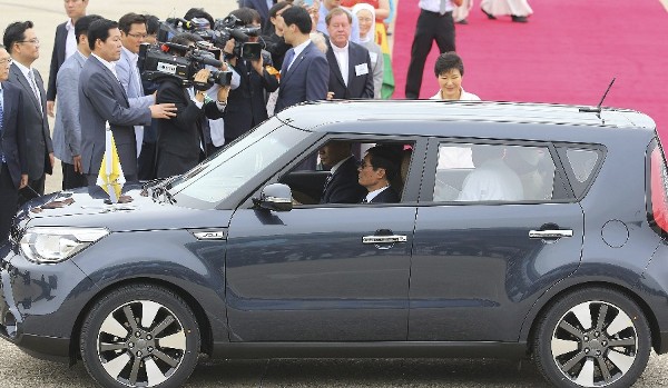 El papa Francisco abandona a bordo de un pequeño utilitario el aeropuerto tras aterrizar en Seúl (Corea del Sur) el jueves 14 de agosto de 2014. 