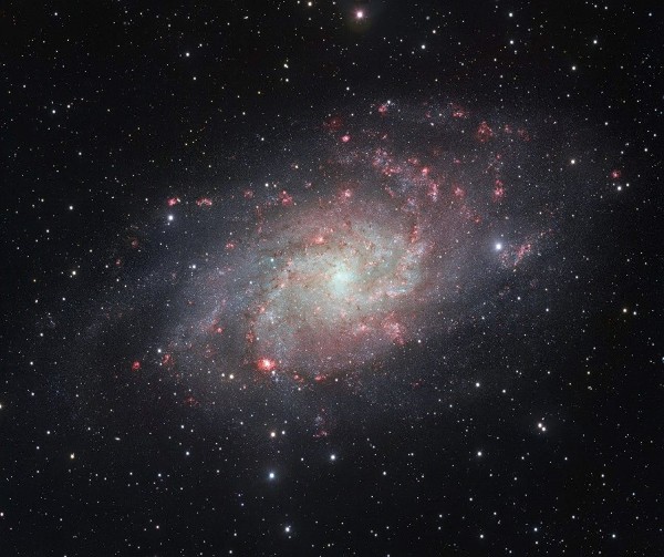 Fotografía facilitada por el Observatorio Austral Europeo (ESO) ha logrado una de las imágenes más detalladas hasta la fecha de la Messier 33, la segunda gran galaxia más cercana a la Vía Láctea. 