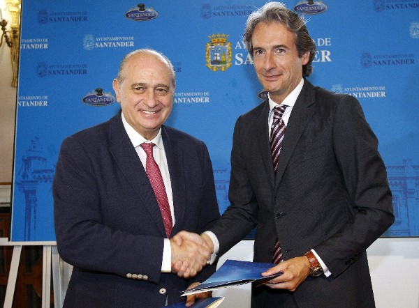 El ministro de Interior, Jorge Fernández Díaz (i), junto al alcalde de Santander, Iñigo de la Serna.