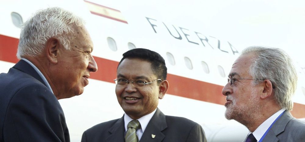 El ministro de Exteriores recibido por el embajador español en indonesia, Viqueira Niel.