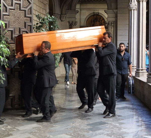 El féretro con los restos mortales de Peret llega al Saló de Cent del Ayuntamiento de Barcelona, donde esta mañana ha quedado instalada la capilla ardiente del 