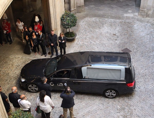 El coche que trasladó los restos mortales de Peret a su llegada esta mañana al Ayuntamiento de Barcelona.