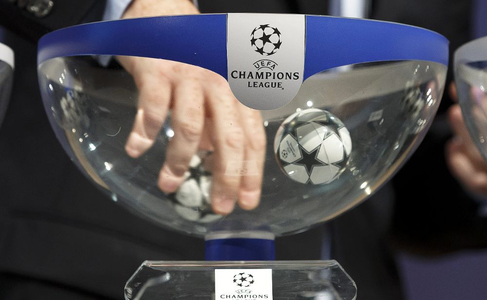 El director de la UEFA, Giorgio Marchetti, coge una bola.