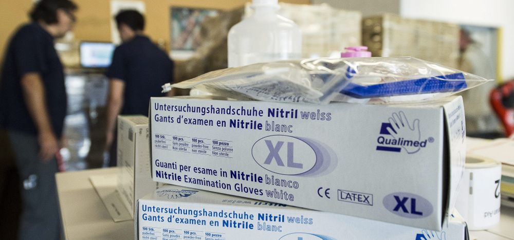 Varias cajas de medicamentos que serán enviados a Liberia para combatir el brote de ébola.