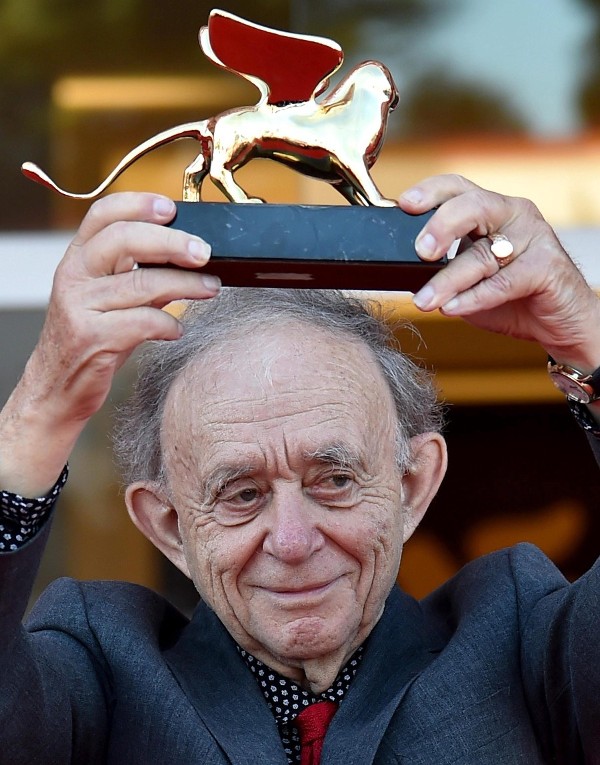 El director estadounidense Frederick Wiseman posa con su galardón del León de Oro.