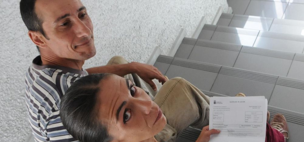 Ana María y David, con los papeles de la renovación de la PCI en sus manos, en una imagen reciente.