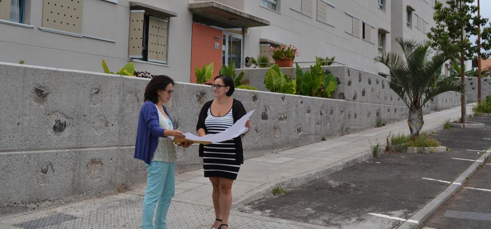 La concejal de Bienestar Social, Belén González, visitó recientemente con una técnico las 65 viviendas sociales de Opuntia.