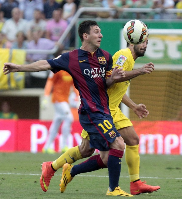 El jugador argentino del Barcelona Lionel Messi (i), y el jugador del Villareal, Jaume Costa.