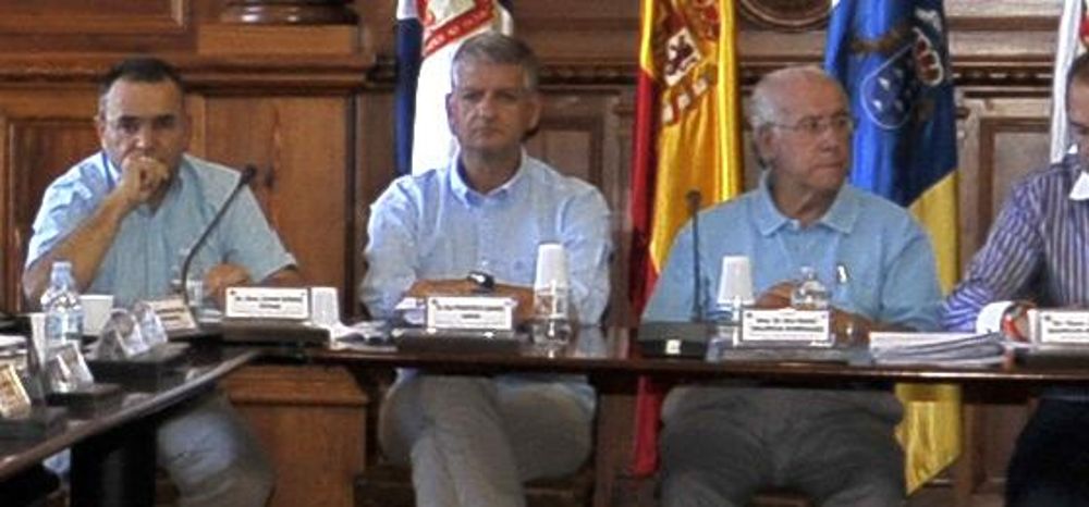 El exalcalde Isaac Valencia, Francisco Linares y Juan Dóniz, durante una sesión plenaria en el Ayuntamiento de la villa.