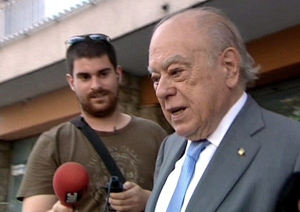 El expresidente de la Generalitat Jordi Pujol (d), a su salida de su domicilio en Barcelona. 