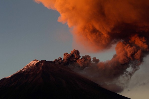 Vista del volcán Tungurahua desde Baños, centro andino de Ecuador.