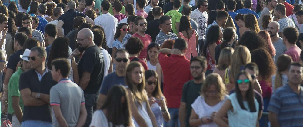 Cientos de personas hacen cola desde anoche ante el polideportivo municipal de Osuna (Sevilla) para formar un cuerpo de 2.500 extras, que acabarán convertidos en 