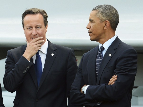 El presidente estadounidense, Barack Obama (d), y el primer ministro británico, David Cameron.