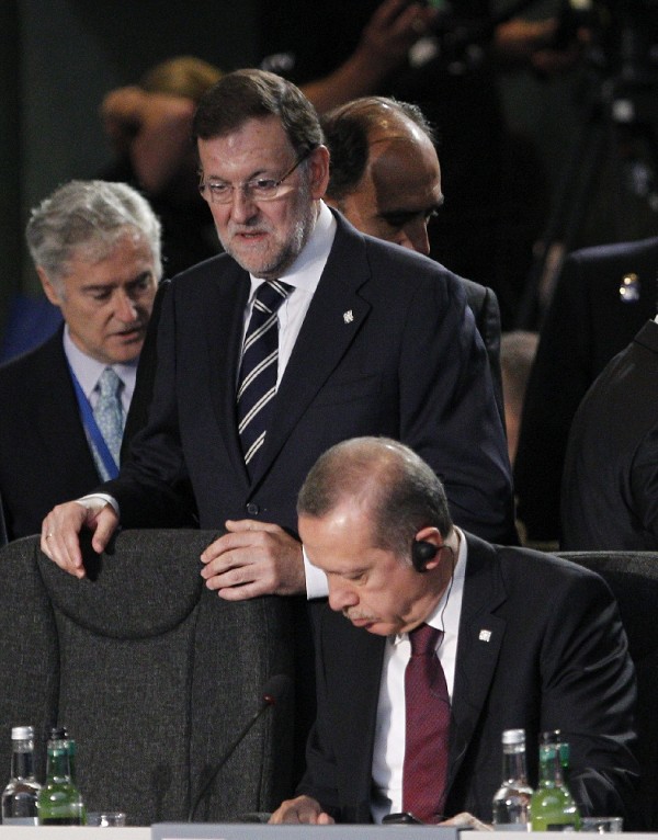 El presidente del Gobierno español, Mariano Rajoy (i), y el presidente de Turquía, Recep Tayyip Erdogan (d), durante la segunda y última jornada de la cumbre bianual de la OTAN.