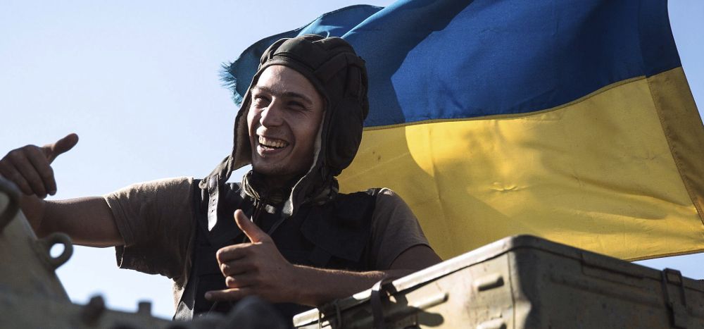 Un soldado ucraniano sonríe a bordo de un tanque.