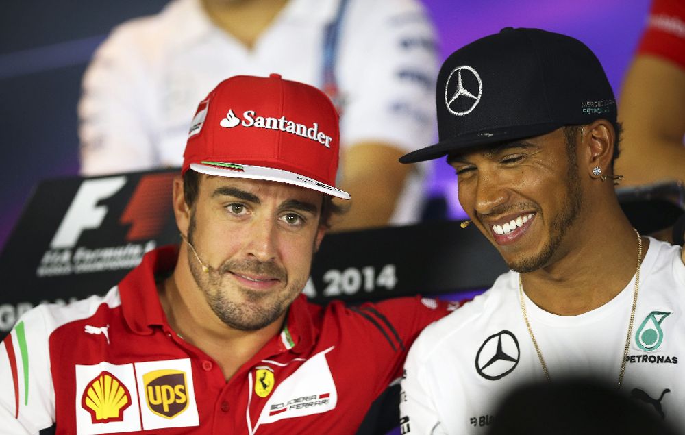 Fernando Alonso (izda), sonríe junto al británico a Lewis Hamilton.