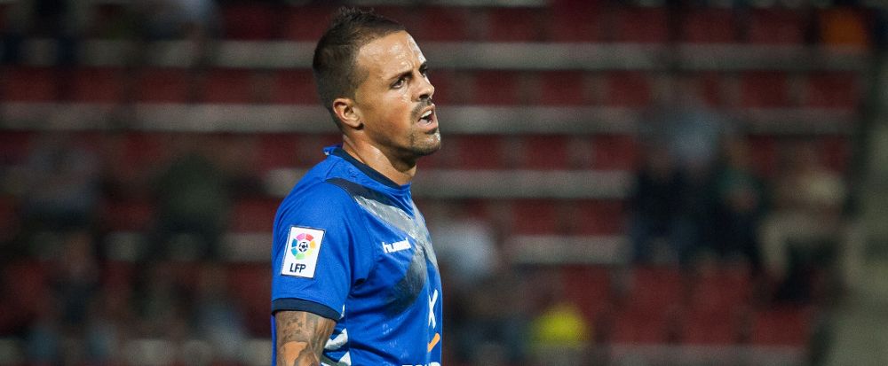 el centrocampista blanquiazul Vitolo se desespera tras encajar el Tenerife el segundo gol. 