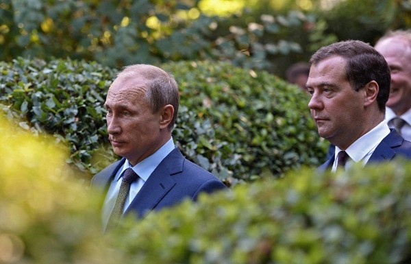 El presidente ruso, Vladimir Putin (i), y el primer ministro ruso, Dmitry Medvedev.