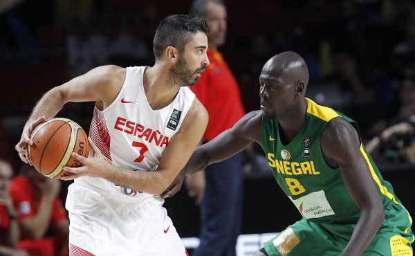 El jugador de la selección española de baloncesto Juan Carlos Navarro (i) es defendido por Mohamed Diop, de Senegal, durante el partido de octavos de final del Mundial de Baloncesto 2014 que disputan esta noche en el Palacio de los Deportes, en Madrid.