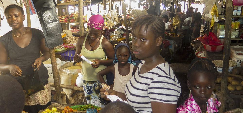 Una mujer de Sierra Leona con su hijo en un mercado de Freetown.