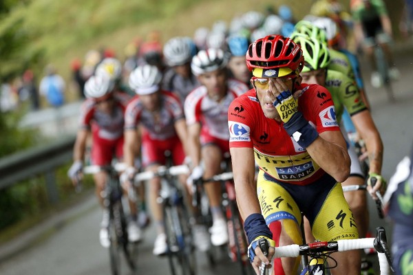 El ciclista madrileño del equipo Tinkoff Saxo, Alberto Contador, en el pelotón durante la decimoquinta etapa de la Vuelta Ciclista a España 2014, con salida en Oviedo y llegada a los Lagos de Covadonga, con un recorrido de 152,2 kilómetros.