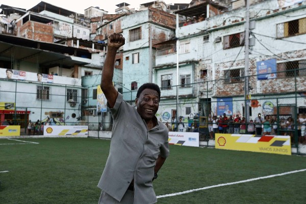 El exjugador brasileño Edson Arantes do Nascimento 'Pelé' saluda durante la presentación de una cancha de última generación en la favela Morro da Mineira, en Río de Janeiro (Brasil), ayer.