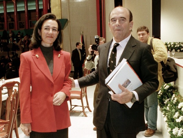 Fotografía de archivo del 6 de marzo de 1999 del presidente del Banco Santander, Emilio Botín, de su hija, Ana Patricia Botín.