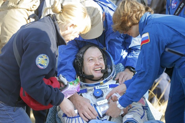 Médicos rusos del edquipo de búsqueda y rescate asisten al astronauta estadounidense de la NASA Steve Swanson tras el aterrizaje del Soyuz TMA-12M este, 11 de septiembre 2014, cerca a la ciudad de Zhezkazgan, Kazajistán. 