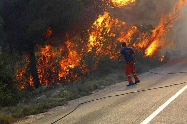 Un bombero participa en las labores de extinción en el incendio forestal declarado esta tarde en el término municipal de Jávea (Alicante).