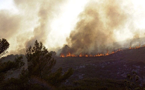Imagen del incendio forestal declarado esta tarde en el término municipal de Jávea (Alicante).