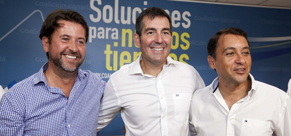 El candidato de Coalición Canaria a la presidencia del Gobierno de Canarias, Fernando Clavijo (c), posa junto al presidente del Cabildo de Tenerife, Carlos Alonso (i) y del alcalde de Santa Cruz de Tenerife, José Manuel Bermúdez (d).