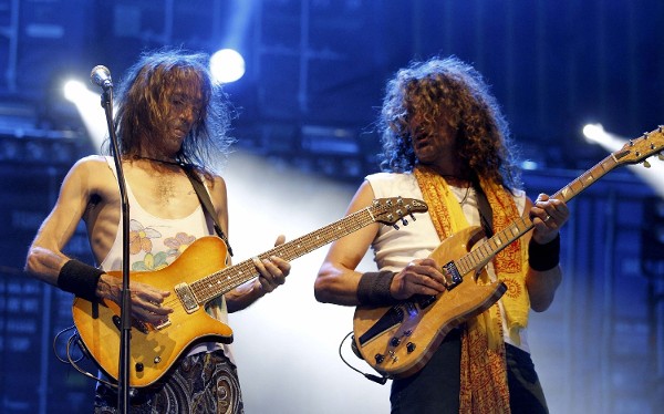 El guitarrista y cantante de Extremoduro, Robe Iniesta (i), e Iñaki Antón durante el concierto.