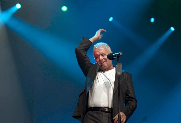 El cantante asturiano Víctor Manuel durante el concierto en Oviedo.